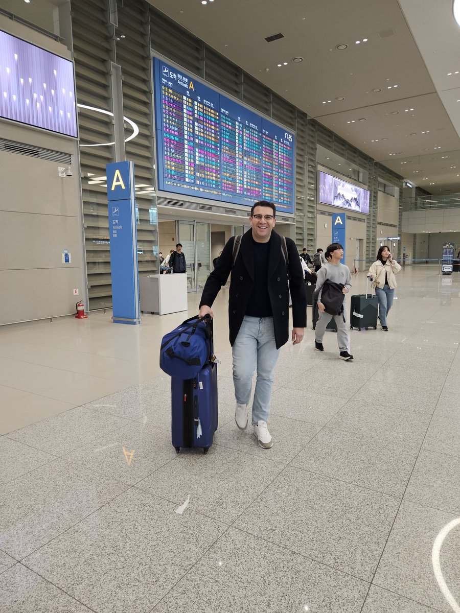 HyuntaekLeehere's tweet image. Welcome to Korea, Juan! He has been my mentor professor since my time in @HumphreyProgram at ASU.