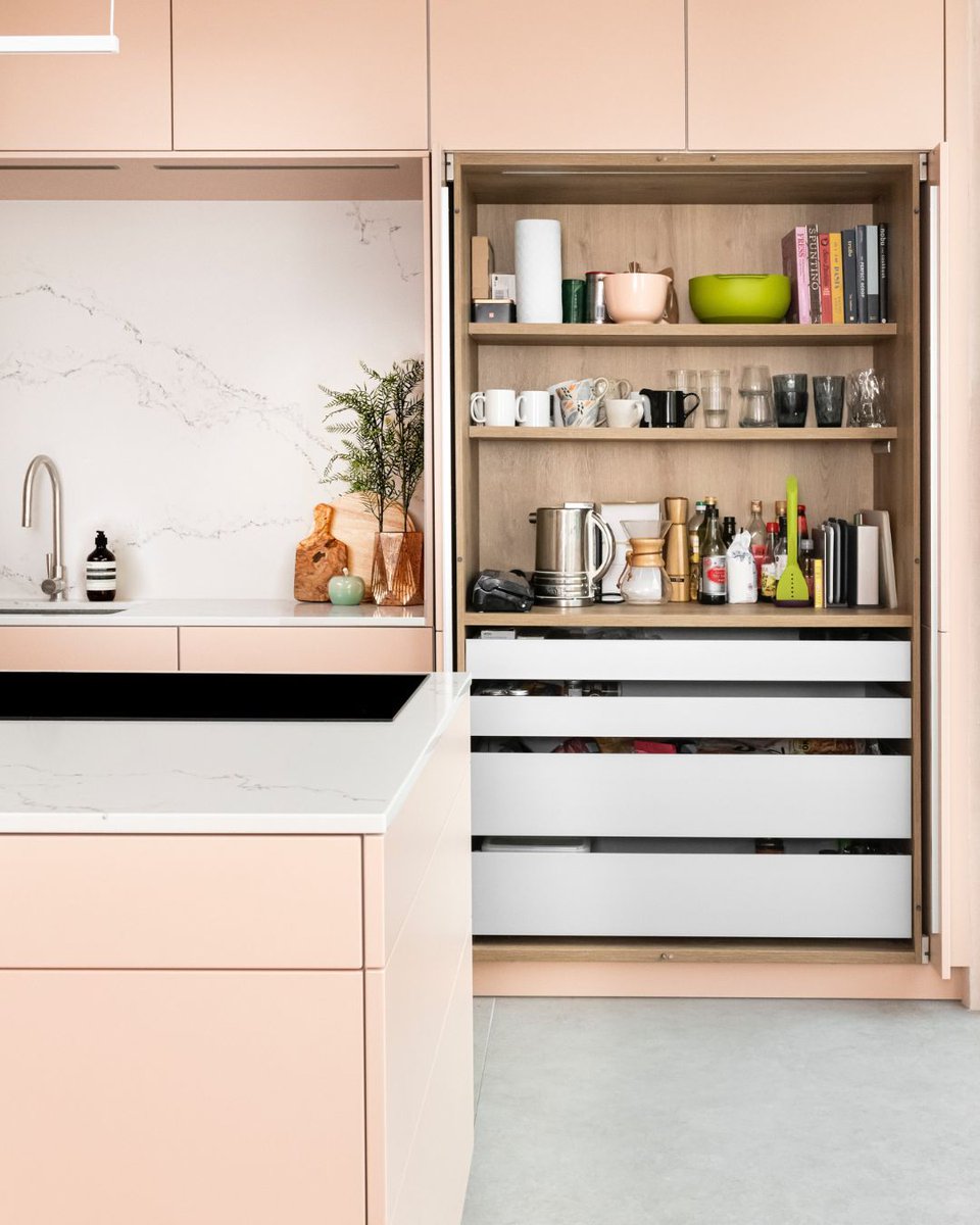 AndrewJamesKB's tweet photo. Sleek and stylish: A Leicht kitchen design that inspires. #LeichtKitchens #KitchenDesign #ModernKitchens #GermanKitchens https://t.co/fXqFccI9Lo