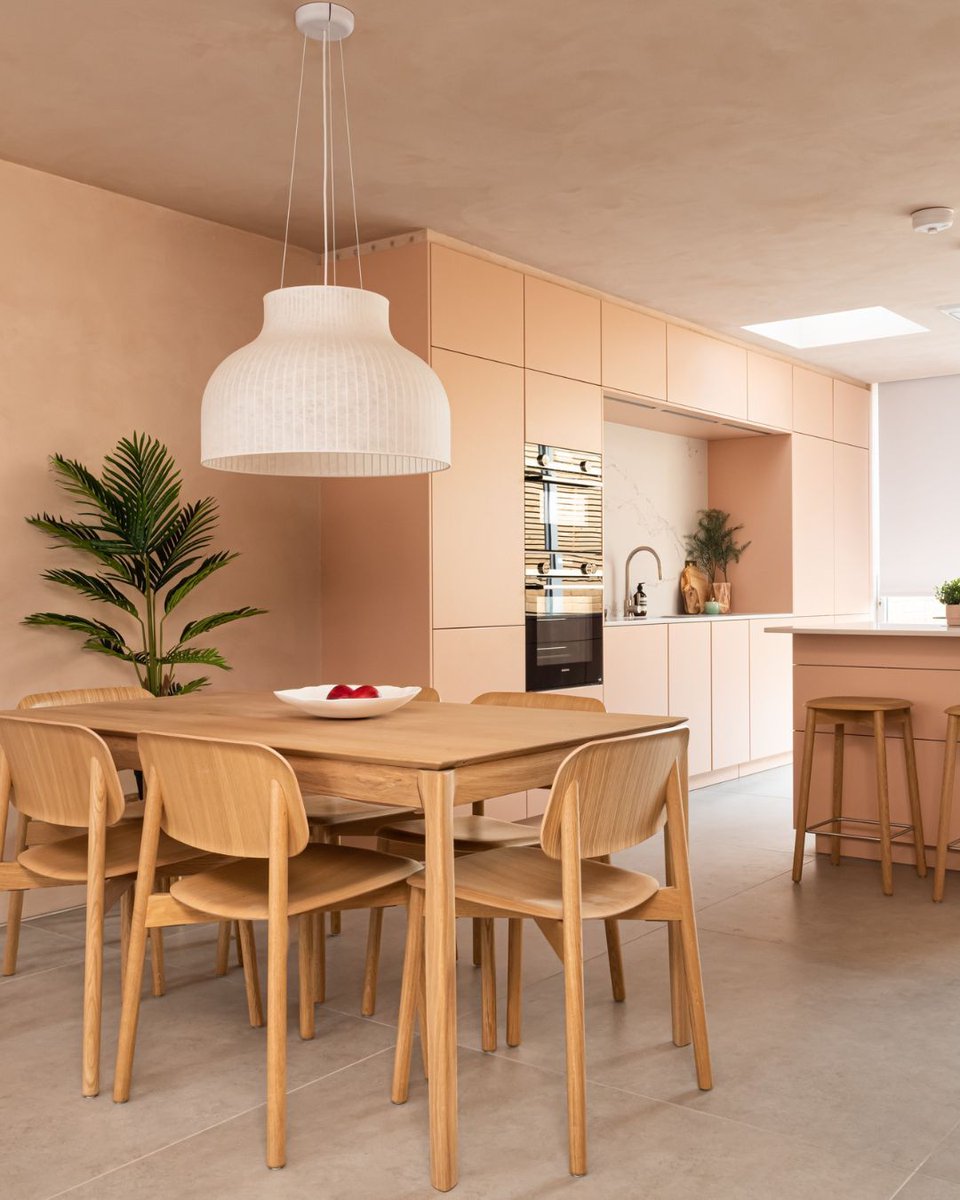 AndrewJamesKB's tweet photo. Sleek and stylish: A Leicht kitchen design that inspires. #LeichtKitchens #KitchenDesign #ModernKitchens #GermanKitchens https://t.co/fXqFccI9Lo