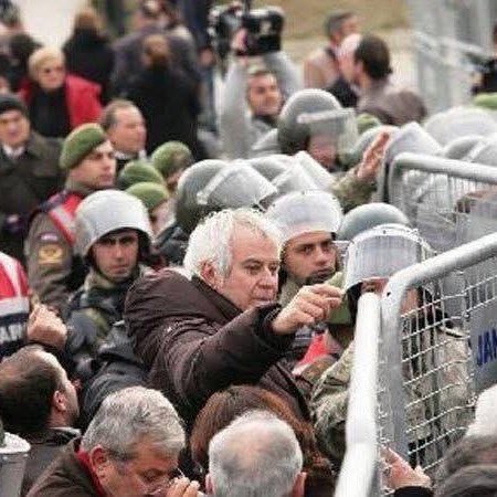 Seni unutmadık mahallemizin yakışıklı abisi, aramızda, yanı başımızdaydın.