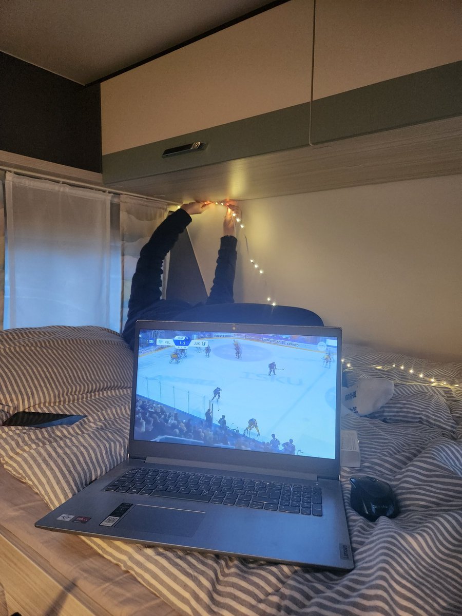 koopee75's tweet photo. Taitava vaimo asentaa tunnelmavaloja vaunuun. Ja mitä teen minä? No katson Pelsun räpiköintiä. #liiga https://t.co/HLFuNjvQGi