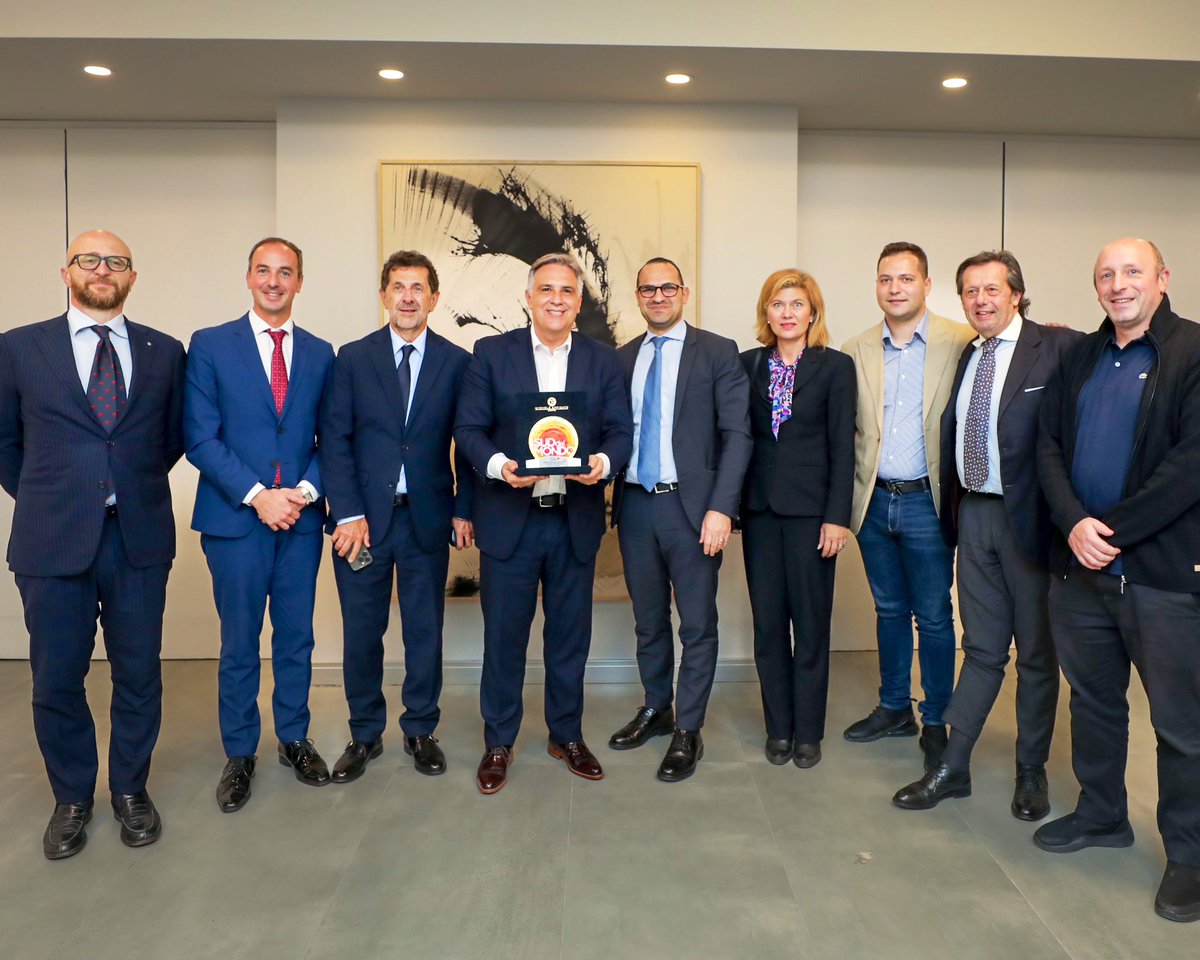 MartinLlaryora's tweet photo. #Córdoba junto a sus #pymes. Recibimos a representantes de una misión comercial italiana y a miembros de Confartigianato, la federación que agrupa a más de 700.000 pequeñas y medianas empresas en Italia.

Pronto, nuestra provincia será sede de la primera delegación en Argentina de la federación pyme más grande del mundo. Su objetivo será acompañar y capacitar a pymes y emprendedores cordobeses, impulsando la generación de negocios, el acceso a mercados y la incorporación de valor agregado en sus productos.

El modelo pyme italiano es un referente global. Vincularlo con nuestras empresas abrirá nuevas oportunidades de crecimiento y desarrollo.

Las capacitaciones se ofrecerán a través de nuestra Universidad, con cursos en línea que permitirán llegar a toda la provincia utilizando las plataformas de formación que Europa aplica en su ecosistema productivo.

Córdoba sigue fortaleciendo su vínculo con el mundo y apostando al crecimiento de su sector productivo, motor de la generación de empleo. 

🇦🇷🤝🇮🇹