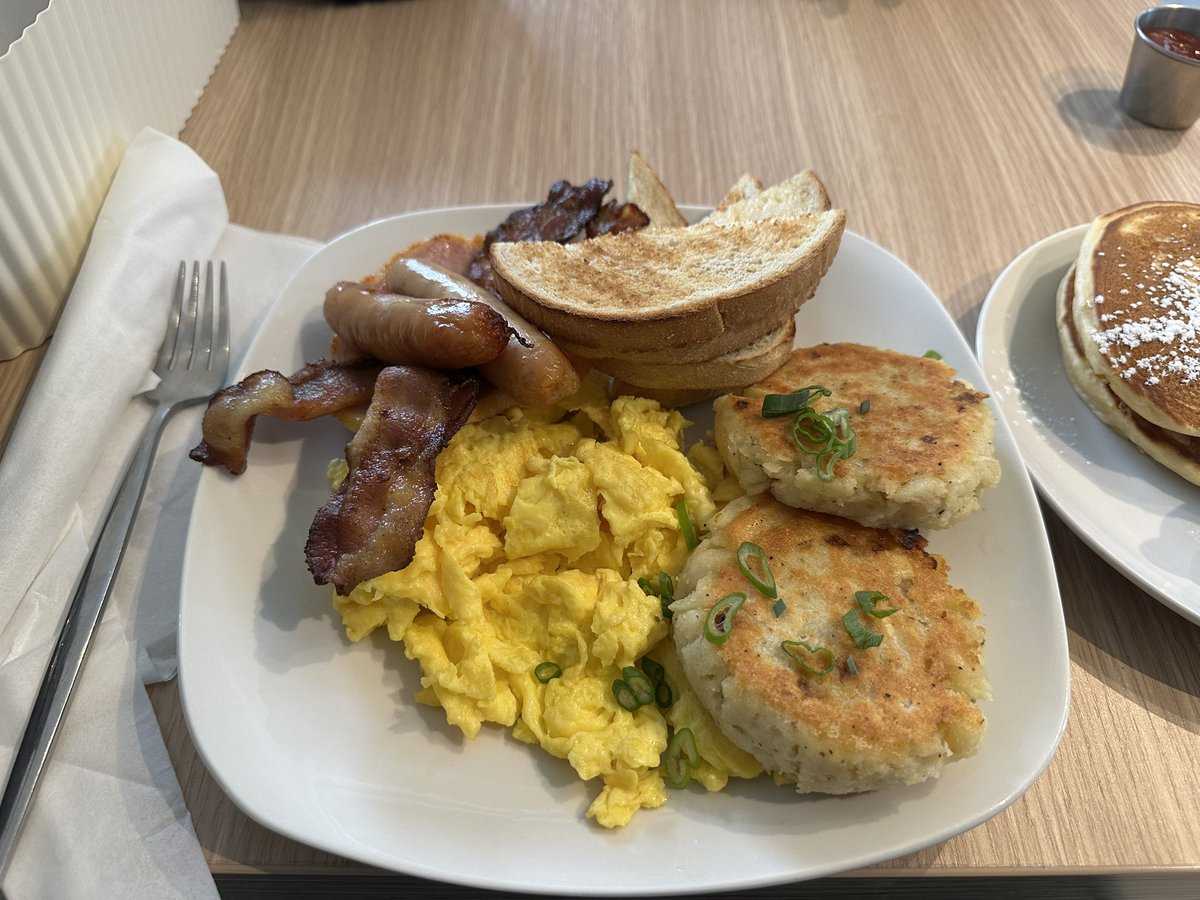 Pinapple_kee's tweet image. Love me some heavy healthy breakfast 🤭