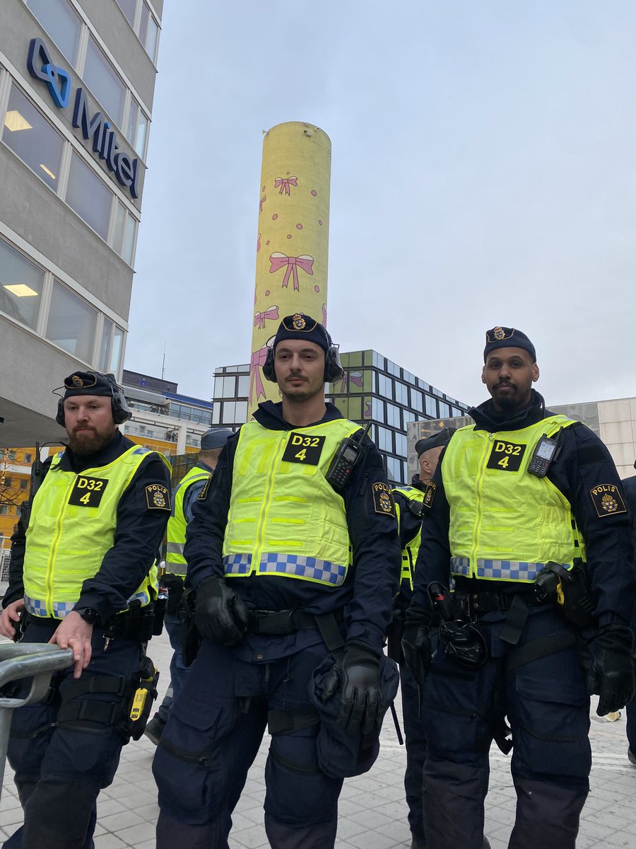 Difvasterort's tweet photo. Nöjd med livet jävla horor. Slår mot oskyldiga supportar. De stormar alltså vanliga supportrar och slår med full kraft mot små flickor, pepparsprejar vanliga supportrar. polarens pappa till sjukhus. Absolut inte polisvåld https://t.co/0pxe89lYZz