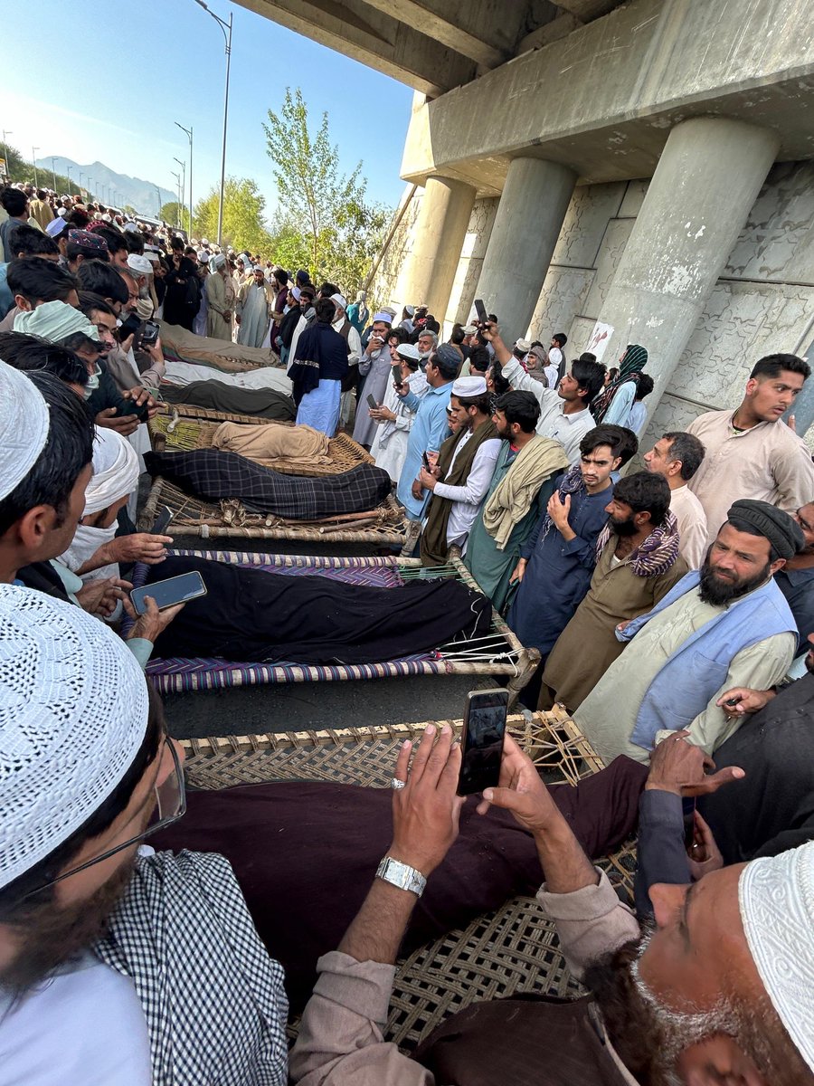 Mushtaq Yusufzai (@myusufzai) on Twitter photo آج ثابت ہوا کہ پاکستان سے صحافت کا جنازہ نکل چکا ہے۔براۓ نام بڑے بڑے نیوز چینلز، اخبارات اور پھر سینوں پر تمغہ امتیاز سجانے والے صحافیوں کو معلوم ہی نہ ہوسکا کہ ضلع مردان کے پہاڑوں میں سوات سے تعلق رکھنے والے9 بے گناہ افراد ایک ڈرون حملے میں مارے گئے ہیں۔ <a href="/CMShehbaz/">Shehbaz Sharif</a> آج ثابت ہوا کہ پاکستان سے صحافت کا جنازہ نکل چکا ہے۔براۓ نام بڑے بڑے نیوز چینلز، اخبارات اور پھر سینوں پر تمغہ امتیاز سجانے والے صحافیوں کو معلوم ہی نہ ہوسکا کہ ضلع مردان کے پہاڑوں میں سوات سے تعلق رکھنے والے9 بے گناہ افراد ایک ڈرون حملے میں مارے گئے ہیں۔ <a href="/CMShehbaz/">Shehbaz Sharif</a>