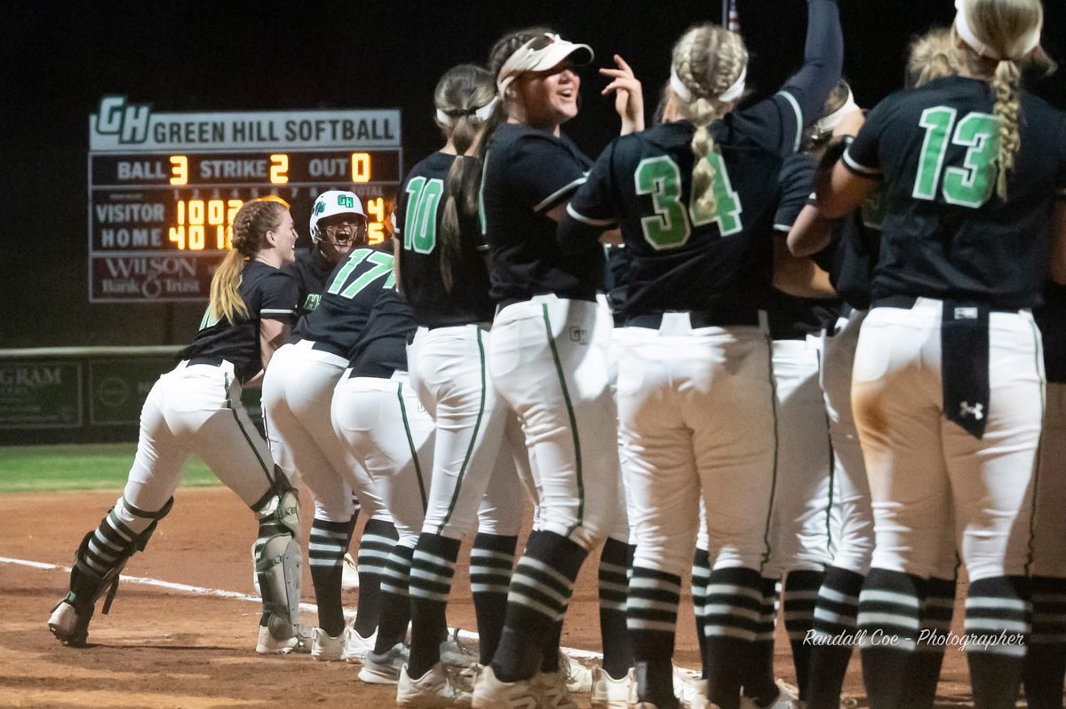 GreenHillHighSB's tweet photo. Week 4 Vibes 💥🤩💚🐶  #Team5 #WinInTheDark

📸 PC: Randall Coe https://t.co/vFVMEaS0BM