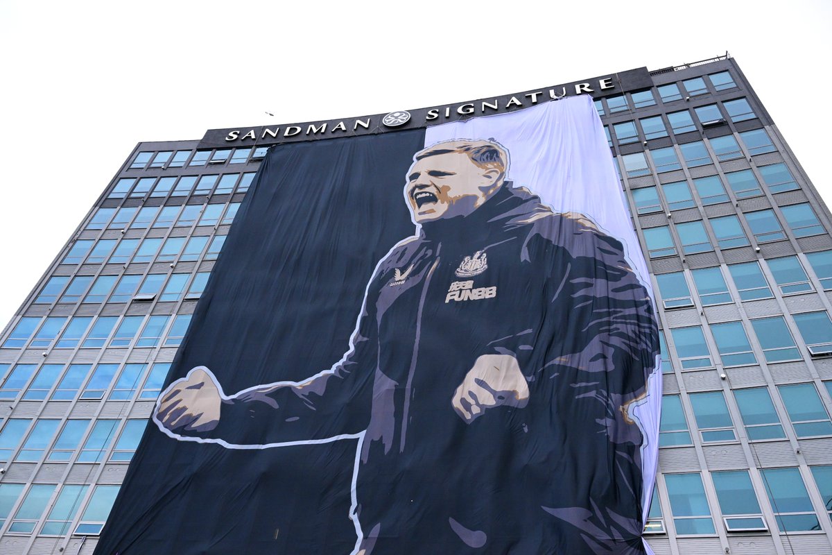 Brilliant scenes as Newcastle celebrate their Carabao Cup win. A first major domestic trophy in 70 years.👏