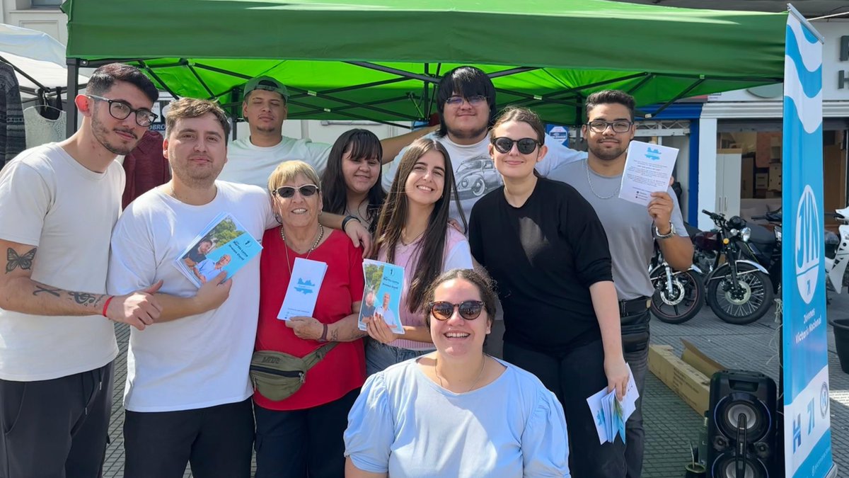 JovenesVN's tweet photo. Seguimos informando a los vecinos 🫡

Como cada sábado estamos en nuestro punto del 📍Paso Molino, acercando nuestro folleto con información clave para las elecciones del próximo 11 de mayo 🗳️ https://t.co/zvhMhCsHHj
