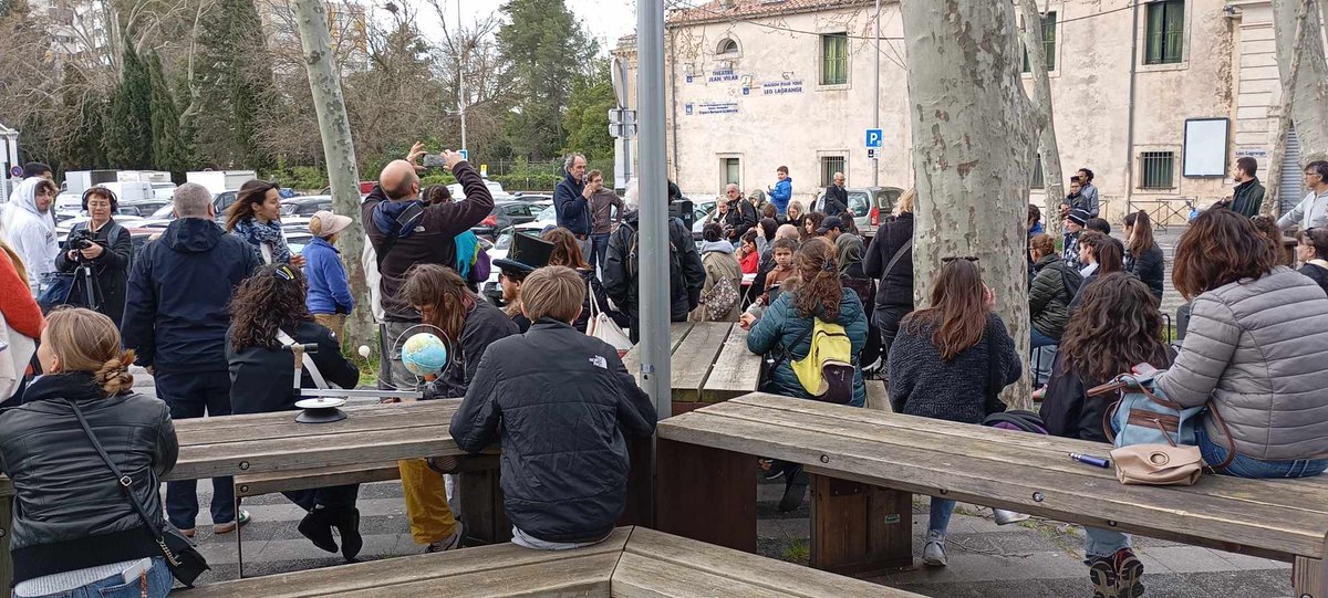 Des habitants du centre, du quartier, 1 multitude d'enfants et 1 langage universel : la science, la beauté de ce que le ciel avait à ns montrer 
Merci à l'équipe d'astrophysiciens 2 la fac de science
#PailladeCampus