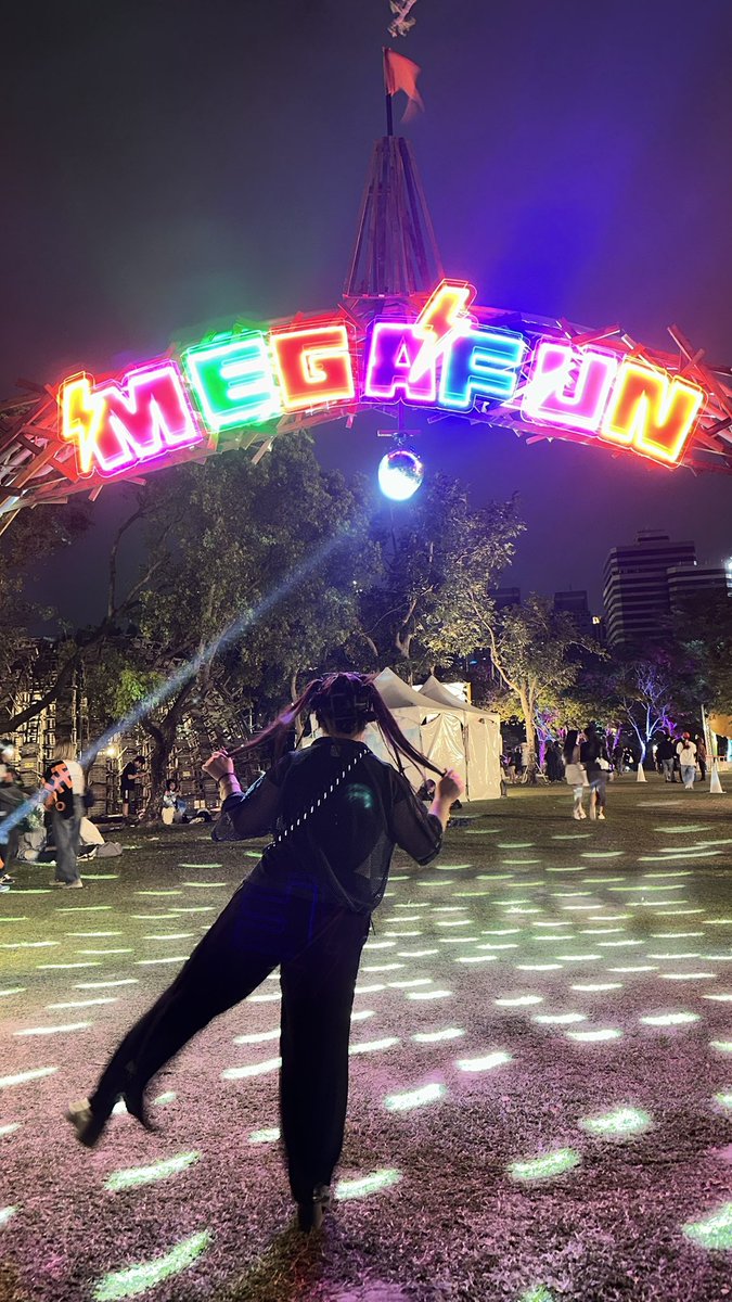 大港第一天
在理容院綁叻雙馬尾

腳辛苦了
正在按摩店一邊發推(⁎⁍̴̛ᴗ⁍̴̛⁎)