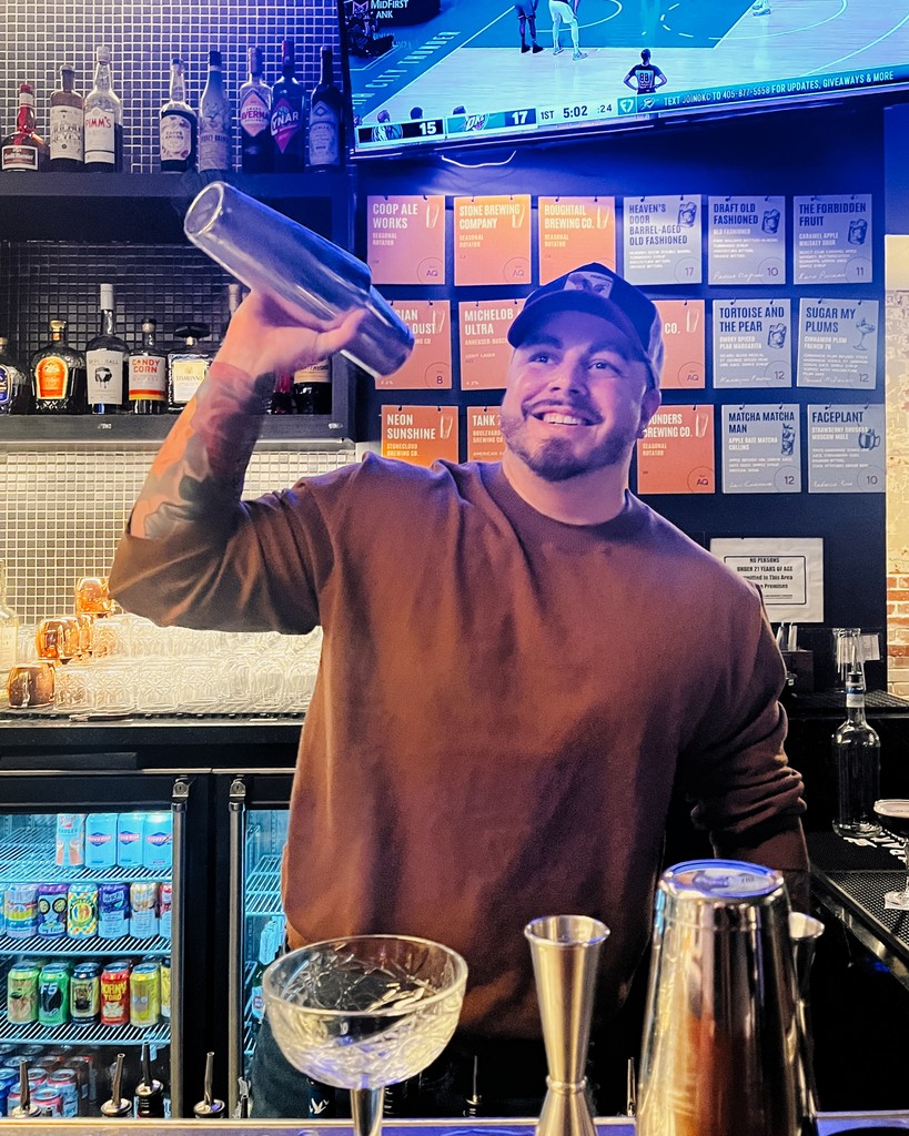 You’ve earned it — it's time to shake things up and enjoy a weekend out! 🍹 Join us at Parlor for: ⁠
⁠
Drinks ✔️
⁠
Dinner ✔️
⁠
Atmosphere ✔️⁠
⁠
All that’s missing is you!