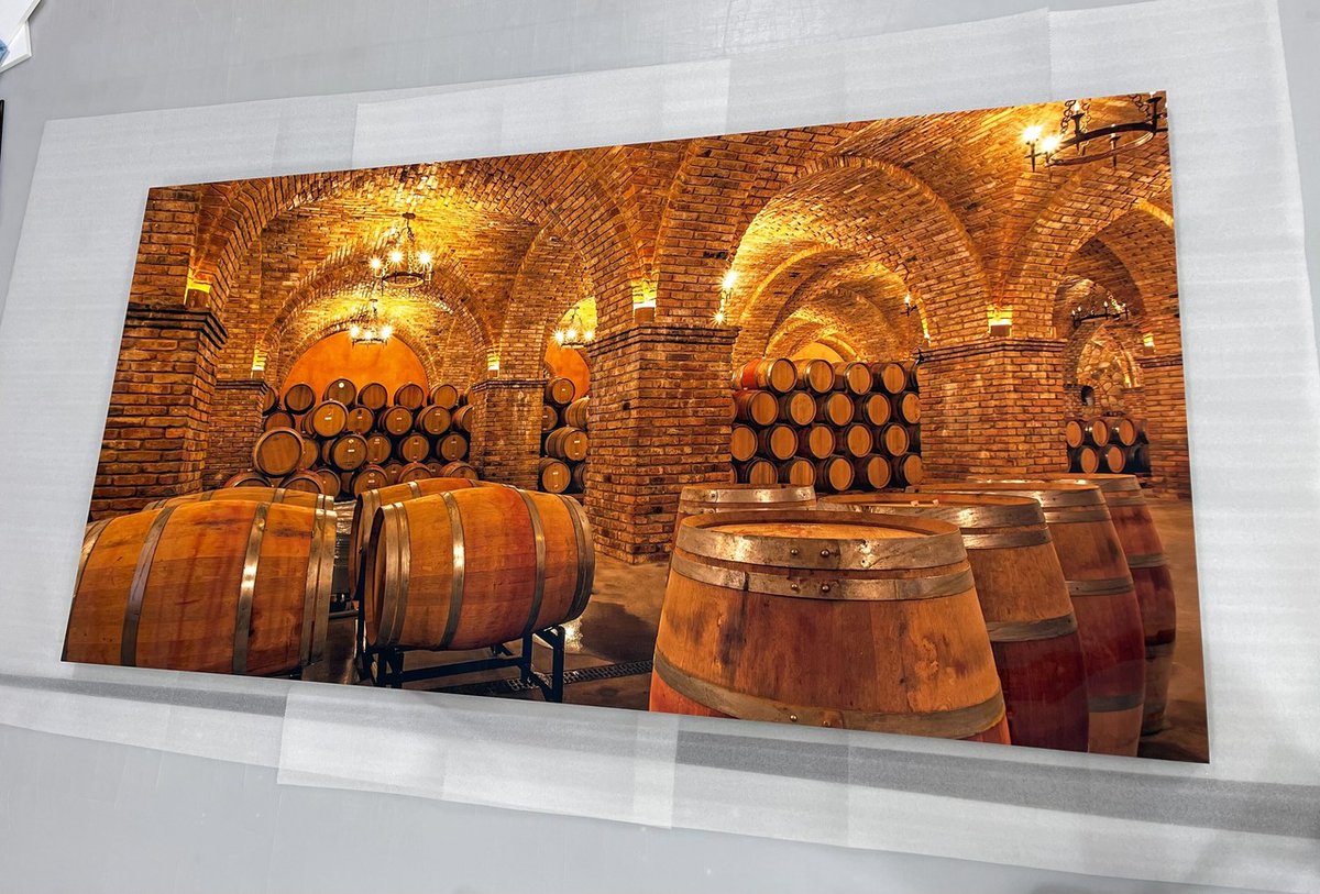 ArtisanHD's tweet photo. This breathtaking print by Siep Bueneker at https://t.co/mYXJeesRA2   transports you into a world of rich textures and warm, golden light—perfectly showcasing the artistry of winemaking. 

Tag a friend who loves fine wine and fine art! 🍇🎨 https://t.co/etO8ahzNTW