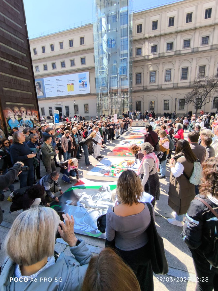 Muy bonito el acto esta mañana convocado por <a href="/PararLaGuerra/">Hay que parar la guerra ☮️🕊️</a> con unos graffitis preciosos. Gracias a los organizadores por haber elegido al científico palestino Khaled Abushab para hacer la primera intervención seguida por Yamil Mahmoud Abousada. ¡Viva Palestina libre!