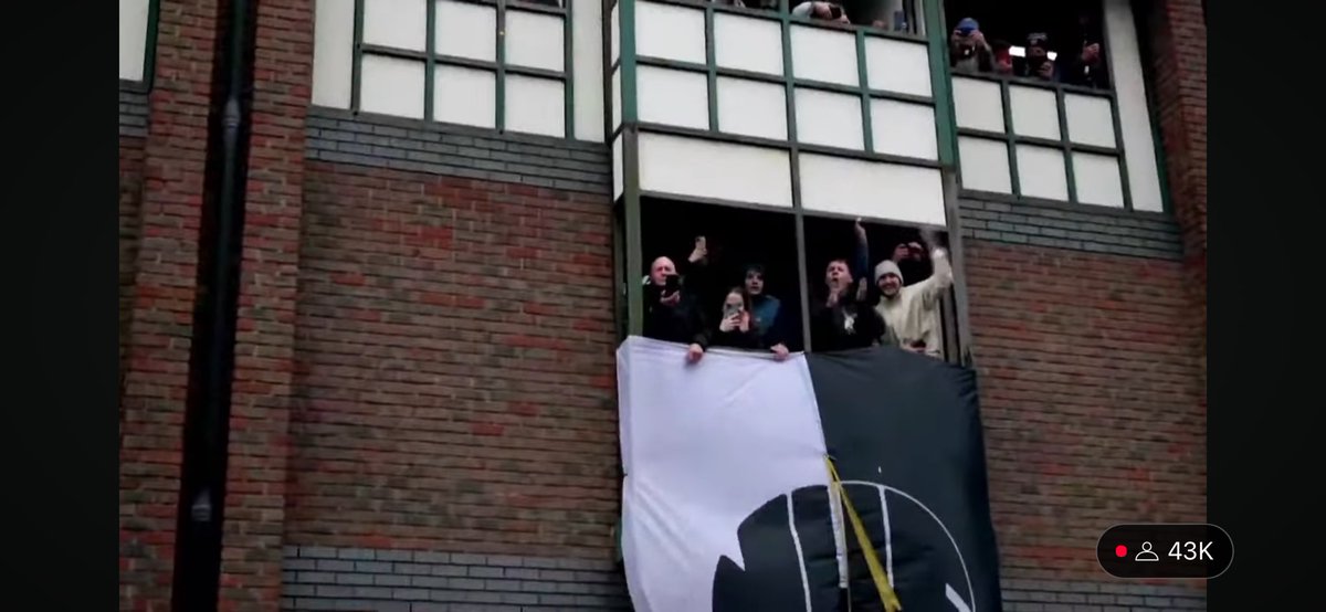 dev_scholes's tweet image. Steve Bracknell enjoying the parade it seems #NUFC