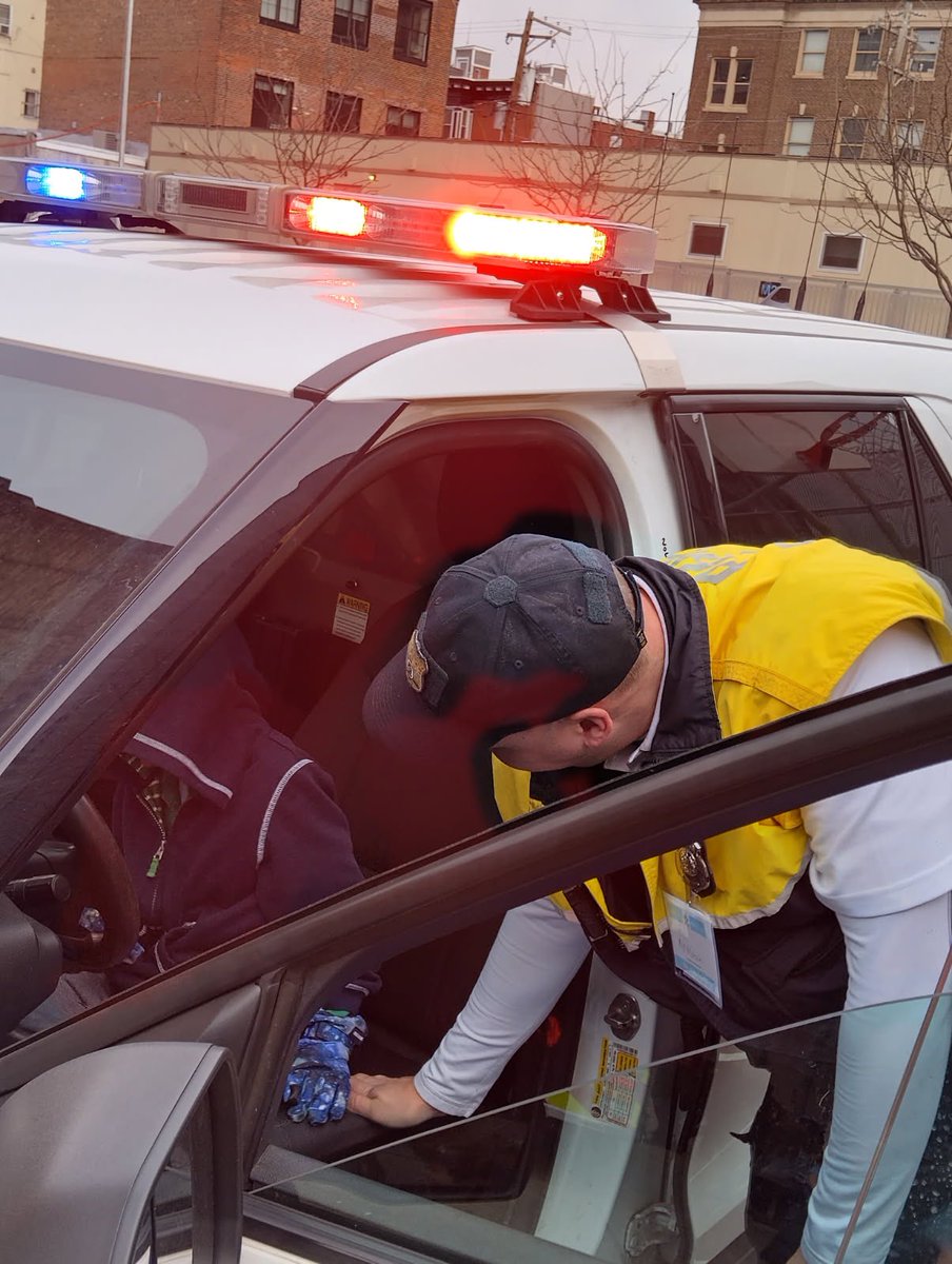 PPDSouthStreet's tweet photo. Sgt. Stahl and Officer Anderson attended Meredith Elementary โCareer Dayโ. The students enjoyed seeing the police car and playing with the lights and sirens!
Thank you to Meredith School for inviting the local police!
#PhillyPolice #PhillyPD #Community #CareerDay https://t.co/JHvQEAygom