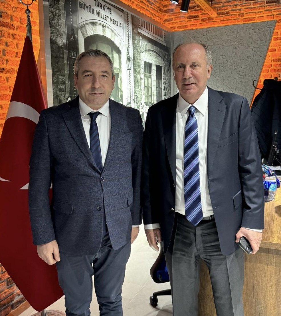 #SONDAKİKA Memleket Partisi İstanbul İl Başkanı Reşat Şahin Öztürk:

"Her kurumun adı okunurken Memleket Partisi'nin adı okunmadı. Resmi olarak davet ettikleri halde bir anons etmeyi bile çok gördüler. Ama Apo’nun heykelini dikme mücadelesi verenleri defalarca andılar."