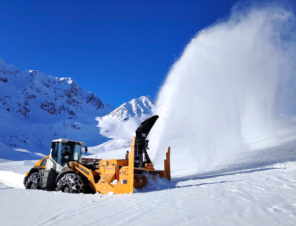 Journée déneigement dans les Alpes , col du Galibier