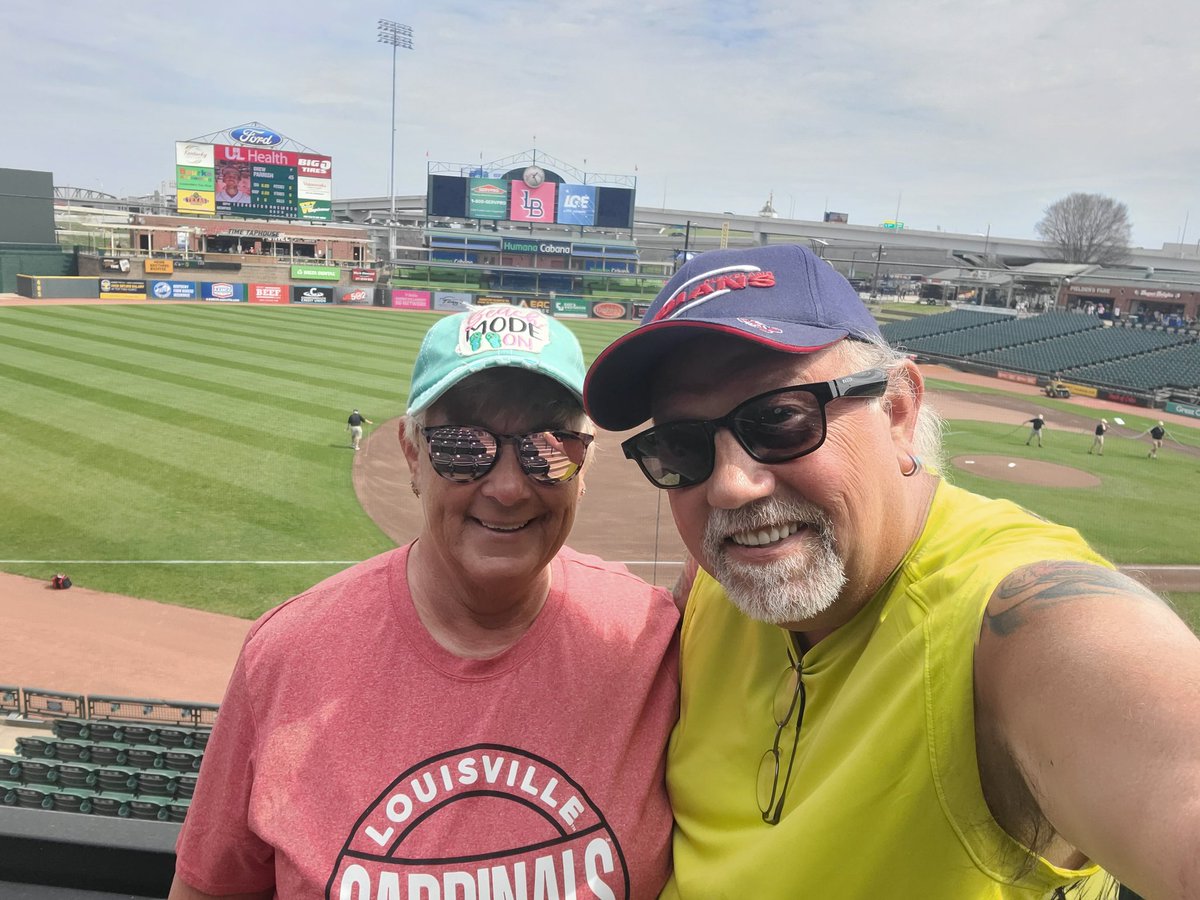 bob_bates13's tweet photo. #madeinlou opening weekend!! Go Bats!!
@LouisvilleBats 
Go Redbirds!! https://t.co/jqI3F4dUJl