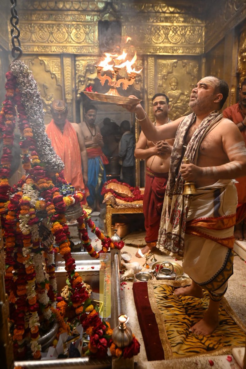 ShriVishwanath's tweet photo. आज श्री काशी विश्वनाथ जी की श्रृंगार आरती I
#kashivishwanath #kashi #sanatandharma #banaras https://t.co/sNhr3yvZQi