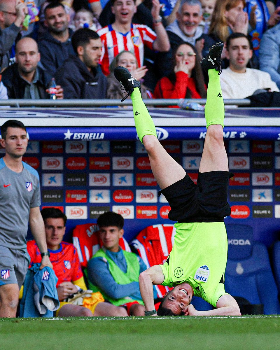 footballontnt's tweet photo. The assistant referee ended up like this during Atletico Madrid's game earlier today 😅

Thankfully he was fine 🤝 https://t.co/y5m6NV5Ert