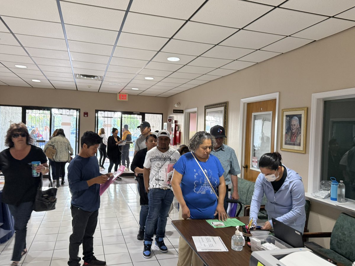 ¡Gran participación en la 3.ª Feria Anual de Salud de MCR con el Consulado de México! Las familias lo pasaron de maravilla y muchas inscribieron a sus pequeños en ¡Este Libro Genial! 📚 #FeriaDeSalud #DiversiónEnFamilia #EsteLibroGenial