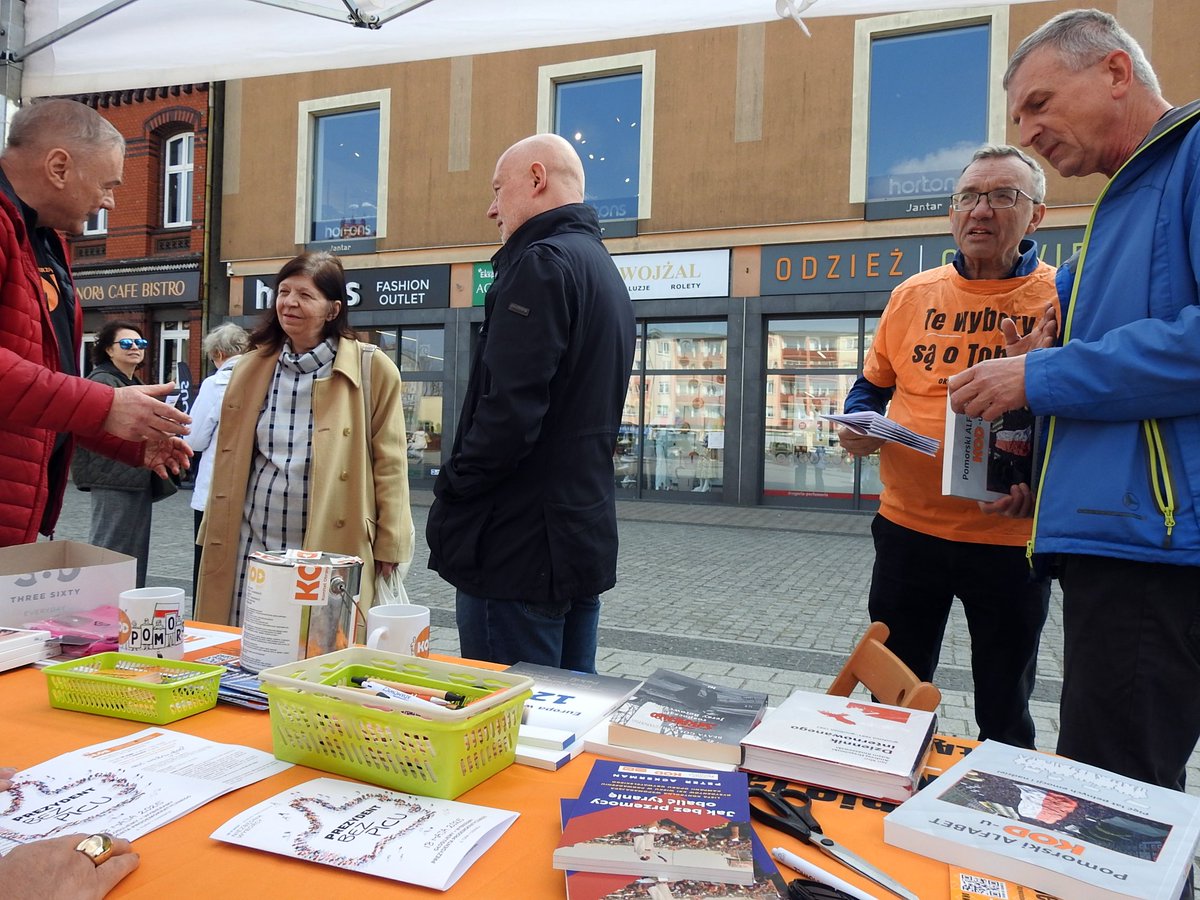 W sobotę, 29marca 2025 roku, w ramach promocji Obywatelskiej Kontroli Wyborów (#OKW) oraz #PIKOD (punkt informacyjny #KOD), odwiedziliśmy Lębork. Był to nasz pierwszy wyjazd z zaKODowanym namiotem przed nadchodzącymi wyborami prezydenckimi.