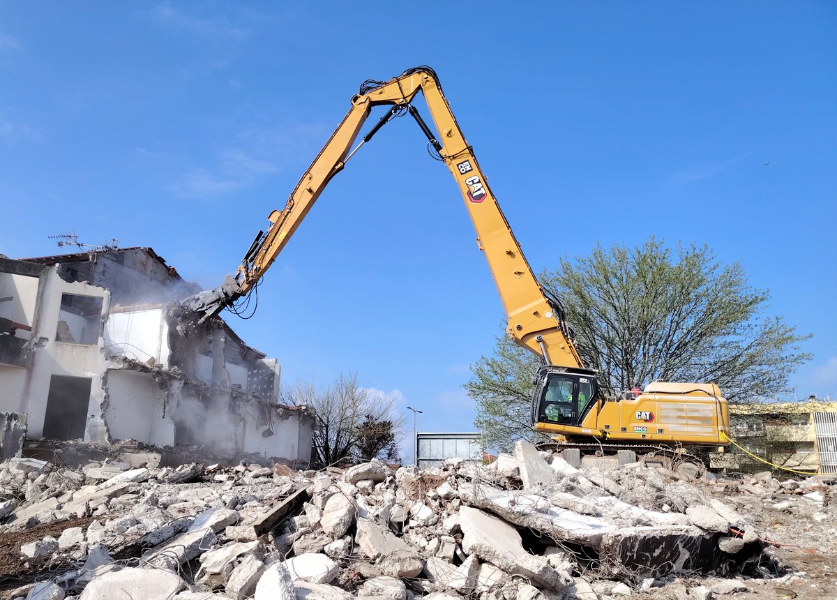 Chantier démolition  , pelle CAT 352UHD .