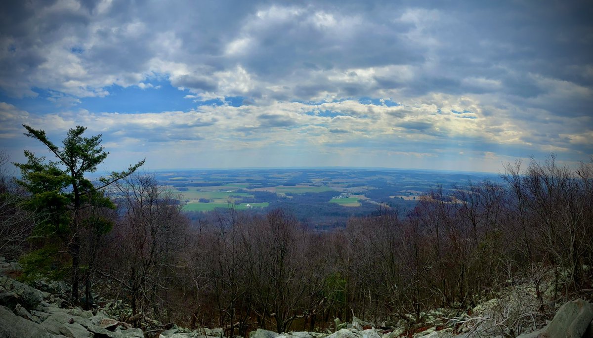 Another view from my AT hike today. Amazing! ⛰️🌲🥾