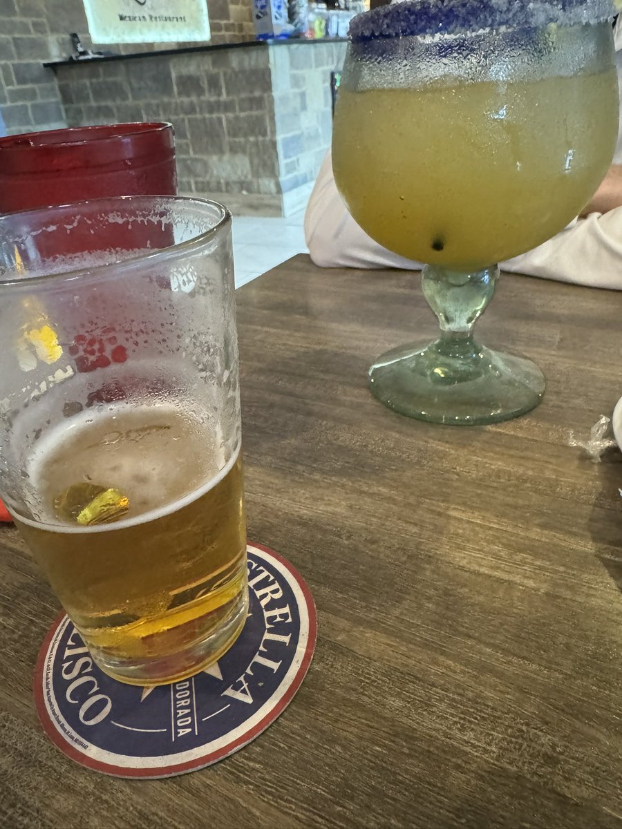 Round of 18, drinks, and big booty Latina servers #LifeIsGood