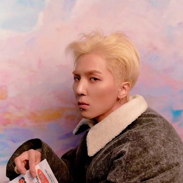 WeLoveMino0330's tweet photo. Happy Thirty second birthday @official_mino_ .

STILL BY YOUR SIDE MINO
#AlwaysHappyDaysWithMINO 
#MINO #송민호 @official_mino_ https://t.co/BAMPH2hqP3