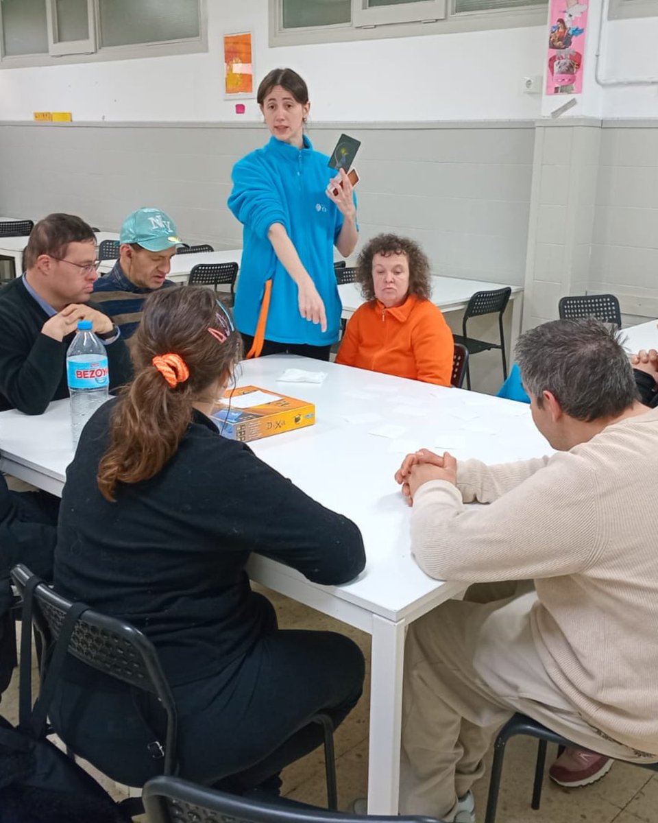 FundacioESMEN's tweet image. 🎴 La setmana passada a la #Llar-ResidènciaAlbatros, vam fer un taller de cohesió grupal.

👉 Segueix les notícies a les nostres xarxes socials. 

#jocs #dixit #cohesiógrupal #fundació