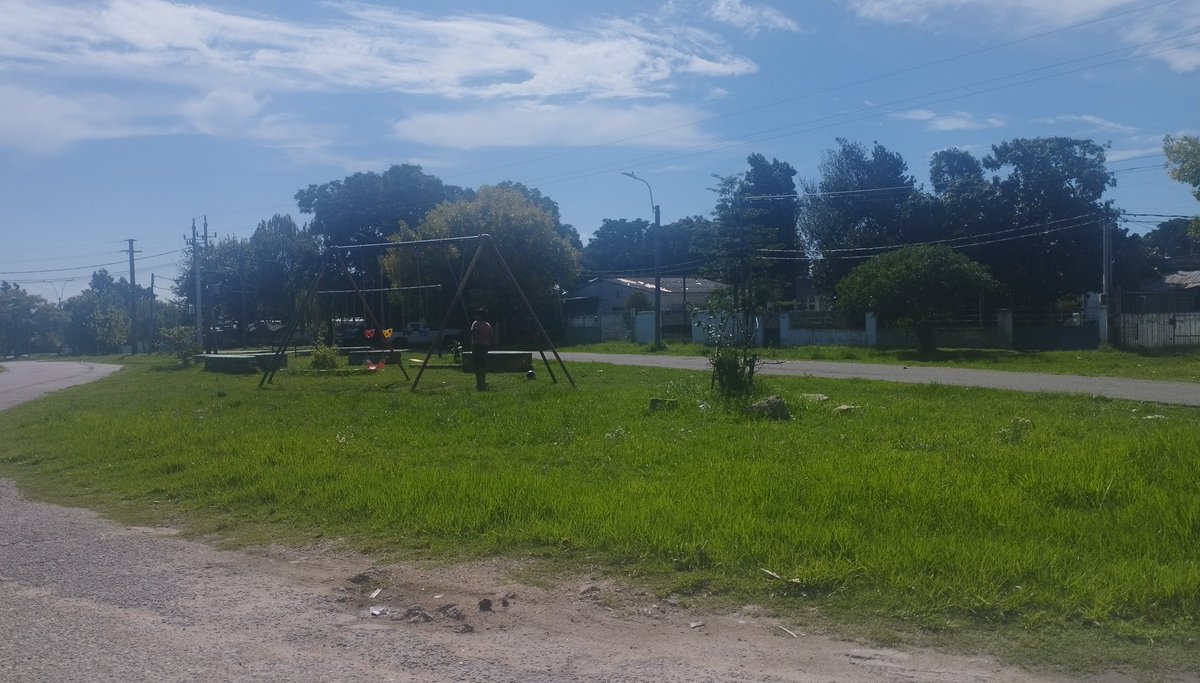 Junto a Victoria en Nuevo París nos cuenta que le prenden fuego los contenedores y el descuido y deterioro del Barrio. La semana que viene nos organiza una reunión con vecinos, queremos cambiar Montevideo junto a <a href="/MartinLemaUy/">Martin Lema</a>.