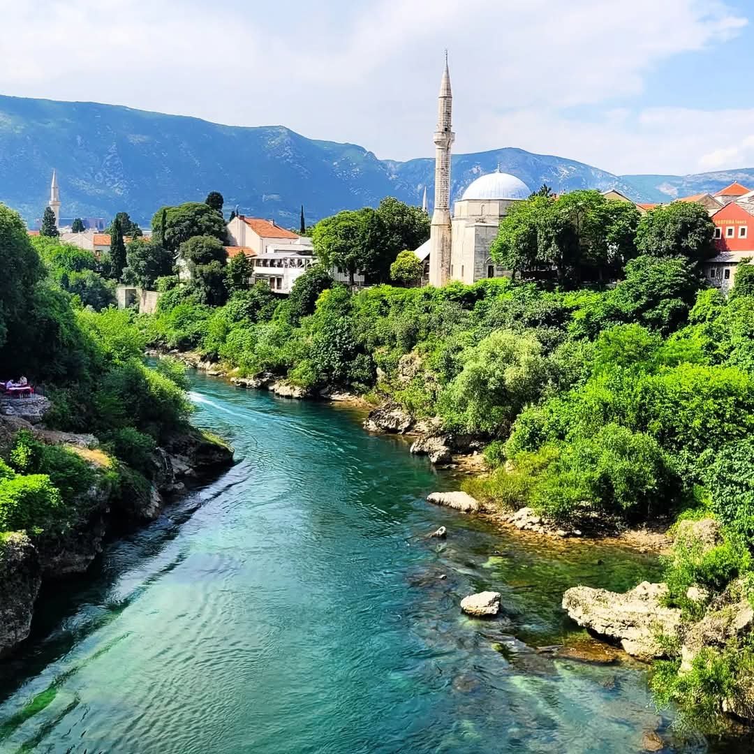 "Gospodaru moj, podari mi znanje, i uvrsti me među one koji su dobri, i učini da me po lijepom spominju oni što će poslije mene doći, i učini me jednim od onih kojima ćeš džennetske blagodati darovati." ( Eš-Šu'ara, 83-85)

Bajram Šerif Mubarek Olsun dragi prijatelji! ❤️🇧🇦
