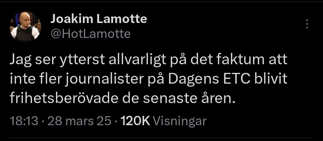 Person som är för oberoende journalistik hyllar att journalister frihetsberövas.