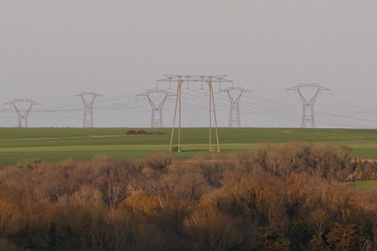Balade dans le #Vexin, le soleil se couche sur un paysage magnifique. Jumelles en main, j’admire la nature et prends quelques photos. 

Moment parfait !