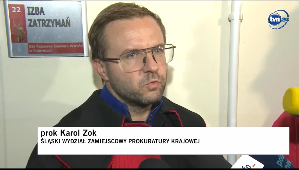 jciesz's tweet photo. Prokurator Karol Zok czyli jak działa bodnarowska prokuratura
5 lutego wpłaciłem poręczenie za osobę, którą sąd zgodził się wypuścić z aresztu za kaucją.
Pan prokurator Zok zaskarżył ten wniosek (w ostatnim możliwym terminie), a sąd wyznaczył posiedzenie w tej sprawie na 19 lutego. Warto zauważyć, że to oznaczało dla niewinnej osoby dwa kolejne tygodnie w areszcie. W tym samym czasie polski wymiar sprawiedliwości jest w stanie w ciągu 48 godzin złapać, aresztować i skazać kibica, który próbował wnieść na stadion "małpkę" z wódką. Jak chcą, to potrafią.
Tymczasem pan Karol Zok spodziewał się, że jego wniosek zostanie uwzględniony, więc do sądu wysłał kolegę, a sam nie był obecny w pracy (usłyszałem, że wziął urlop).
Sąd nie przychylił się do argumentów prokuratury i polecił natychmiast wypuścić aresztowanego. Tak się jednak nie stało - około 10:30 od adwokata dowiedziałem się, że prokurator Zok dzień wcześniej, 13 dni po otrzymaniu przelewu, wydał postanowienie zobowiązujące wpłacających kaucję do podpisania oświadczenia o tym, że środki pochodzą z legalnego źródła.
Gdybym nie rzucił wszystkiego i nie pojechał tego dnia do Katowic, niewinna osoba spędziłaby w areszcie kolejne dni. Czego zażądano ode mnie w Katowicach? Podpisania dokumentu o tym, skąd mam pieniądze (od 8 lat składam oświadczenia majątkowe) oraz... wyciągu za ostatni miesiąc konta, z którego poszedł przelew.
Pan prokurator Zok dostał wyciąg dwie godziny przed podpisaniem przeze mnie dokumentów, więc z pewnością nie miał możliwości realnego sprawdzenia czegokolwiek związanego z pochodzeniem pieniędzy. To jasno pokazuje, że chodziło tu tylko o szykanę. Oczywiście wszystko zgodnie z prawem, ale bez żadnego procesowego sensu. Gdybym tylko miał tego dnia jakieś niedające się przełożyć plany, osoba na którą nie zapadł jakikolwiek wyrok i co do której 17 dni wcześniej sąd orzekł możliwość wyjścia za kaucją spędziłaby w areszcie kolejny dzień.
Dlaczego o tym piszę?
Pod moim wpisem dotyczącym tego, jak potraktowano Annę, urzędniczkę i mamę opiekującą się chorym trzynastolatkiem, przeczytałem komentarze wielu prokuratorów.
Tłumaczyli, że za jej skandaliczne potraktowanie (przewożenie w kajdankach na rękach i nogach, niestawienie się prokuratora wzywającego na przesłuchanie) nie odpowiada prokuratura.
Może i nie (odpowiedzialność za potraktowanie kobiety na równi z niebezpiecznymi bandziorami ponosi w tym wypadku Policja), ale nie udawajcie proszę, że działania prokuratury w będącej kolejnym aktem politycznej zemsty Donalda Tuska sprawie RARS są rzetelne. To, co widzimy na wielu poziomach to nieustanne odbieranie godności wszystkim, od których można wymusić zeznania mające obciążyć polityków.
To nie są żadne rozliczenia. To zwykłe nadużycie władzy.