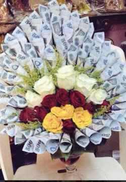 وصل العيد وأنا .. 
لا هدية 
ولا ورد 
ولا آيفون 
ولا صندوق فاضي 
ولا أحد قال لي إنتي أحلى أعيادي 

أصلاً عادي لنا الله ☺️
#عيد_الفطر_المبارك #عيدكم_مبارك