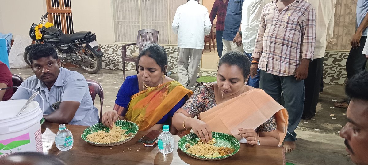 SunithaUnnamat1's tweet photo. క్రొవ్విడి గ్రామంలో మహ్మద్ మాజీద్ గారు ఆయన స్వగృహములో ఏర్పాటు చేసిన ఆత్మీయ ఇఫ్తార్ విందు కి హాజరయ్యాను. మాజీద్ గారి కుటుంబ సభ్యులకు రంజాన్ శుభాకాంక్షలు తెలిపాను
ఉన్నమట్ల సునీత
ఏలూరు జిల్లా తెలుగు మహిళా ప్రధానకార్యదర్శి.
#IftarProgram
#NaraLokesh
#AndhraPradesh https://t.co/hE8ha0O96b