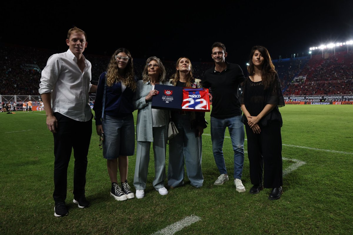 SanLorenzo's tweet photo. El próximo 4 de abril se cumplirán 25 años del fallecimiento de nuestro querido Mirko Saric. Durante el entretiempo del partido de ayer, de manos de los directivos Pablo Levalle y Soledad Boufflet, su familia recibió un homenaje en su nombre y todo el estadio, por supuesto, estalló en una conmovedora ovación.

💙❤️ Mirko, pibe inolvidable, permanece en el corazón de todos los Cuervos y las Cuervas...