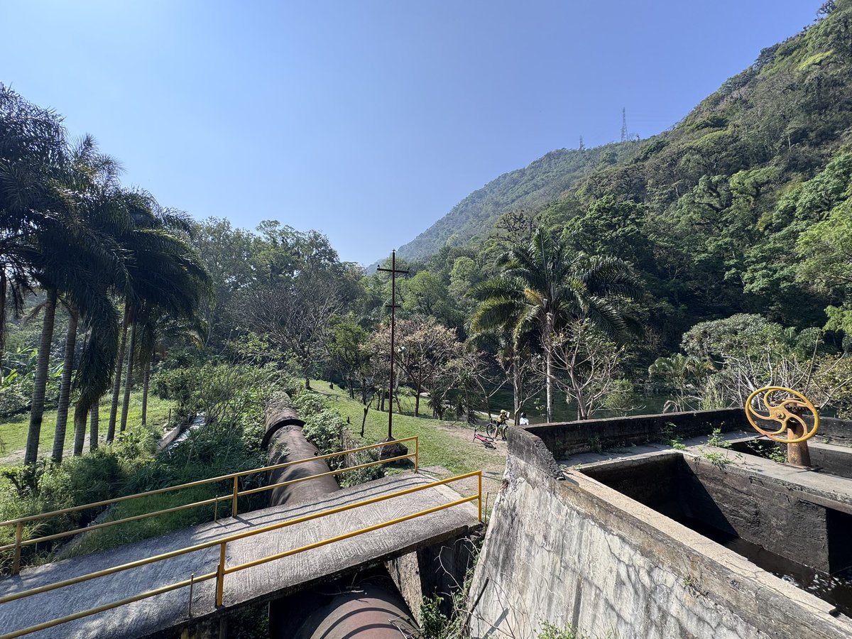 ecastalun's tweet photo. Junto están los Sifones, un nacimiento de agua limpia, que no recorre ni 100 metros para juntarse con aguas negras de la industria de la región https://t.co/3ohiAdSUc7
