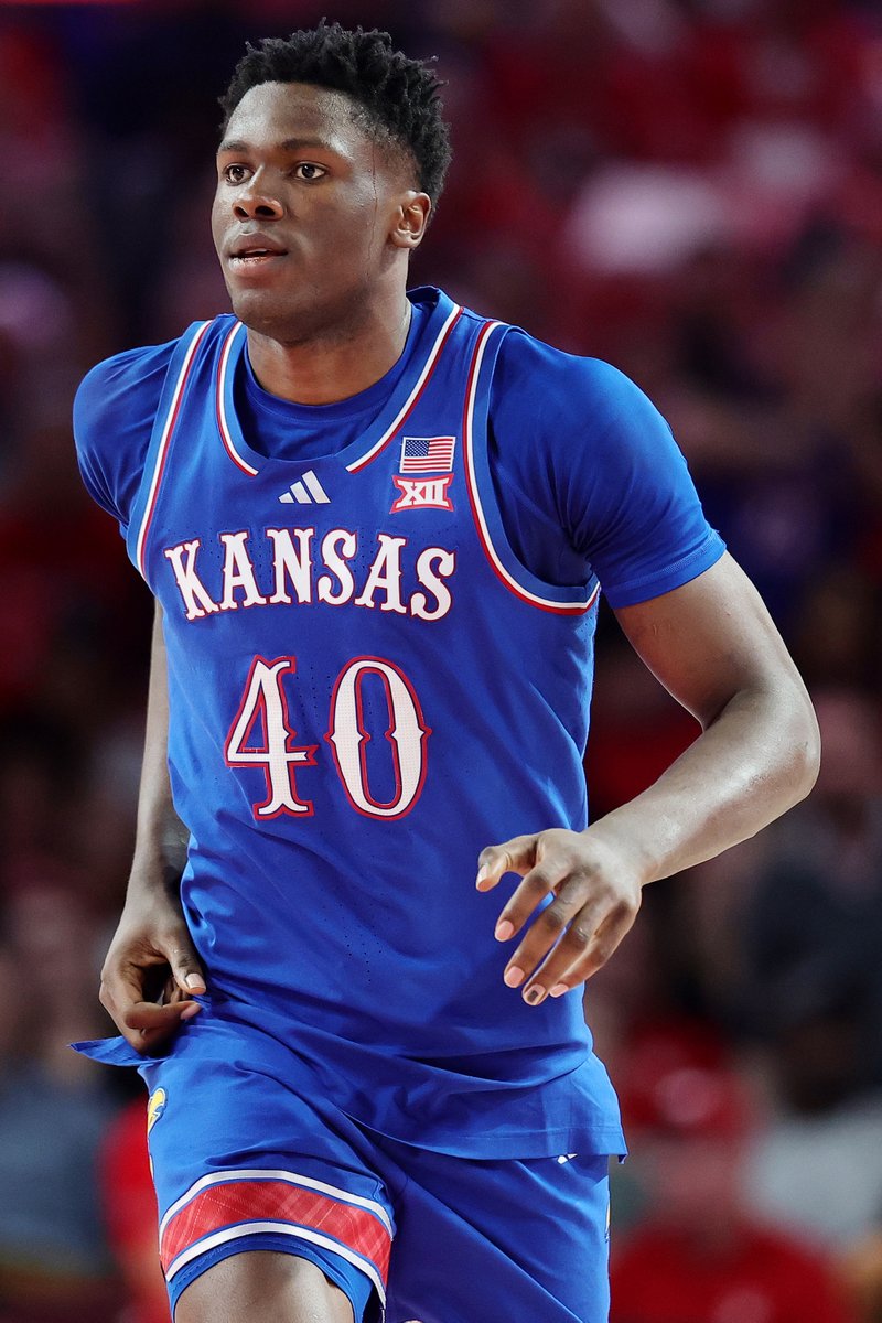 PeteThamel's tweet photo. NEWS: Kansas big man Flory Bidunga has informed the staff that he intends to enter the transfer portal, per sources. Returning to Kansas remains a strong option. Bidunga is a former Top 20 recruit who played well as a freshman at Kansas, averaging 5.9 points and 5.4 rebounds. https://t.co/aCVv9A82X4