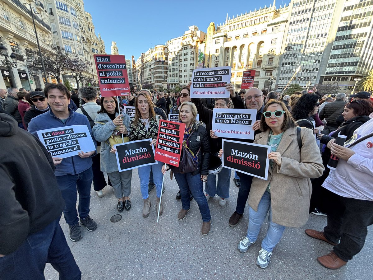 Sanitat_CCOOPV's tweet photo. Participem en la sisena manifestació contra la negligència política en la gestió de la DANA 
Per les víctimes #MazónDimissió https://t.co/7rcORWgV22
