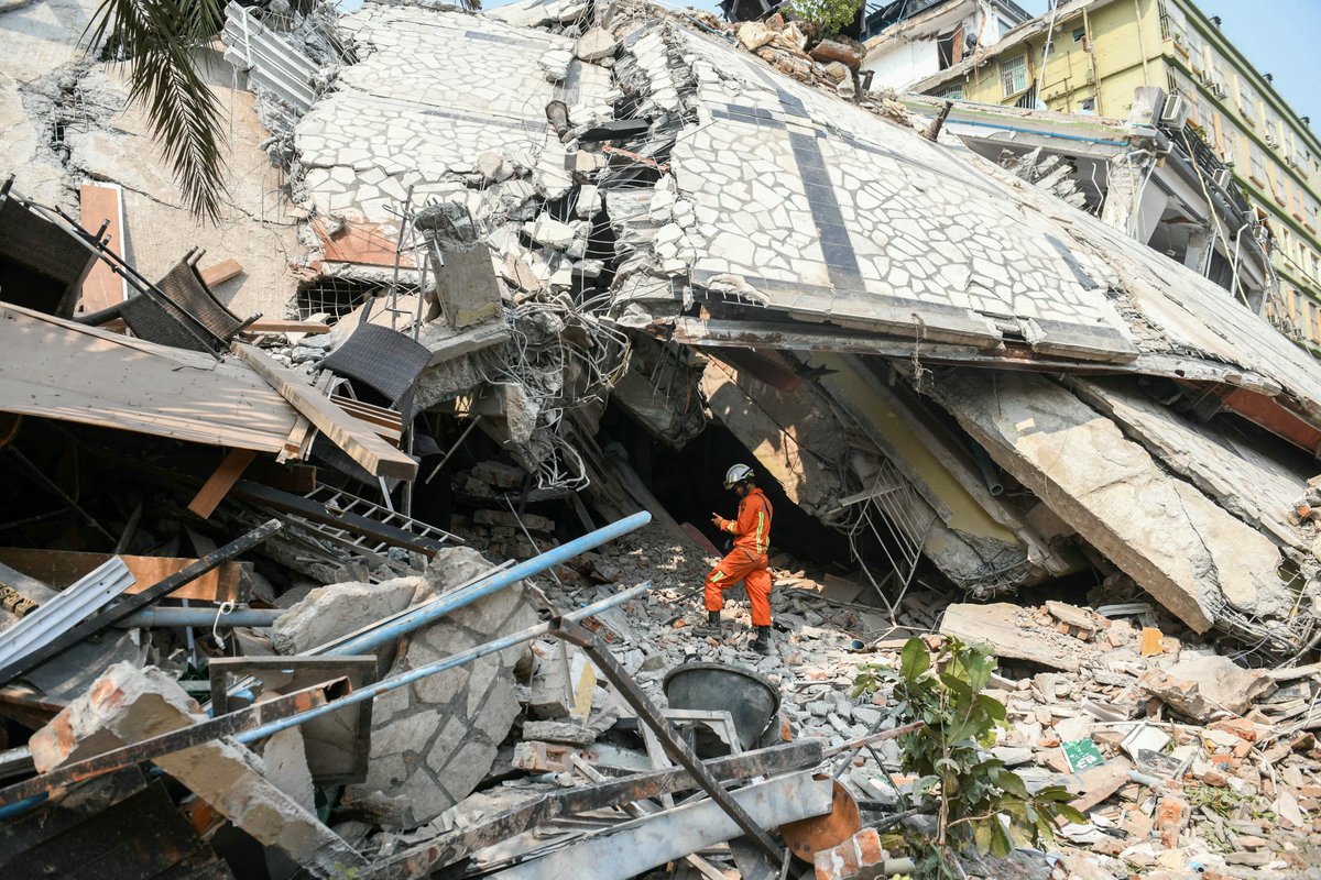 historiente's tweet photo. 🇲🇲 | #ÚLTIMAHORA: Más de 90 personas podrían estar atrapadas bajo los escombros de un bloque de apartamentos en Mandalay, Myanmar, destruido por el devastador terremoto de magnitud 7.7, según informó un funcionario de la Cruz Roja a la AFP este sábado. 

Los equipos de rescate trabajan contra reloj para liberar a las víctimas en medio de escenas caóticas, mientras los hospitales locales reportan saturación por la afluencia de heridos. 

#Terremoto #Myanmar #Mandalay #Birmania #earthquakemyanmar #earthqueake