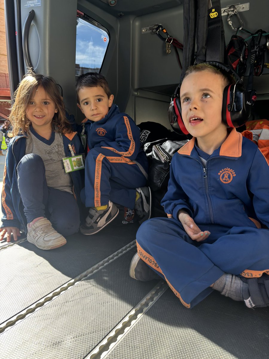 EscolapiosADH's tweet photo. Ayer los alumnos de infantil disfrutamos de un gran día en compañía de nuestros maestros y familias en la feria vocacional 👩🏻‍🔬👮🏻‍♂️👷🏻‍♀️🧑🏻‍🏫 https://t.co/KbcF4PvBbY