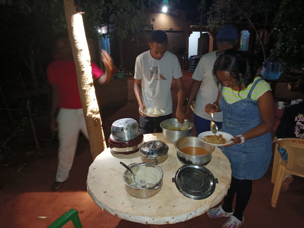 thedustyfellow's tweet image. Dinner under the ✨ with some 🔥.
We face the mountain in the morning.
📍Kasigau