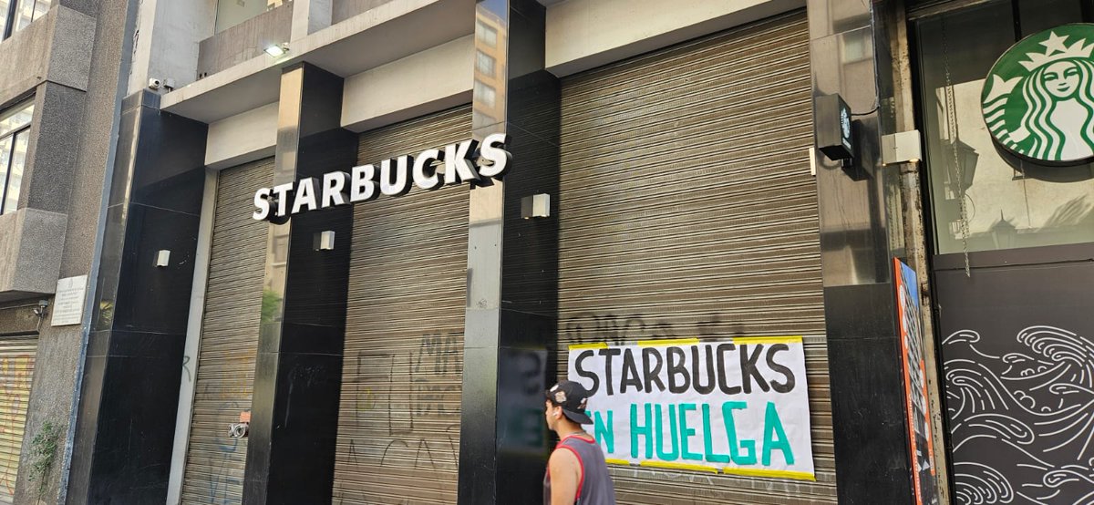 Así debieran estar todos los <a href="/StarbuckChile/">Starbucks Chile</a> con 23 días de huelga. Si usted está dentro de uno, consumiendo café que es más caro que la hora de trabajo de quien se lo prepara, probablemente sea uno de las decenas de reemplazos ilegales constatados por la <a href="/DirecDelTrabajo/">Dirección del Trabajo</a>