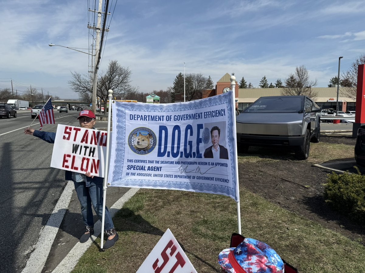 MichaelCasey_'s tweet image. 🚨MASSIVE Pro-Elon/DOGE rally at a local Tesla dealership in Bergen County New Jersey!

300+ Trump supporters showed up early to show support @elonmusk on the left’s supposed “Day of Rage” against Tesla. 

We outnumbered the anti Trump/Elon protesters 20-1, they left fast!