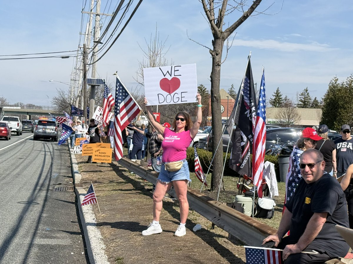 MichaelCasey_'s tweet image. 🚨MASSIVE Pro-Elon/DOGE rally at a local Tesla dealership in Bergen County New Jersey!

300+ Trump supporters showed up early to show support @elonmusk on the left’s supposed “Day of Rage” against Tesla. 

We outnumbered the anti Trump/Elon protesters 20-1, they left fast!