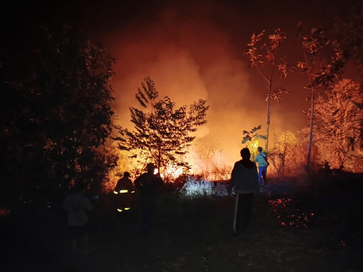 tan_vvvvvvv's tweet image. 🚨ทุกคนรบกวนช่วยรีทวิตดันให้เเท็กขึ้นเทรนด์หน่อย ไฟกำลังลุกลามส่งผลกระทบวงกว้าง จนท ควบคุมไฟไม่ได้ ชาวบ้านในพื้นที่ก็ต้องช่วยกันดับไฟอันตรายมาก หน่วยงานรัฐก็ไม่มีเเอคชั่นใดๆ ฝากเเชร์ต่อหน่อยนะ ข่าวเงียบมาก 🥲🙏🏻 #ไฟไหม้ป่า #ไฟป่าภาคเหนือ #แผ่นดินไหว