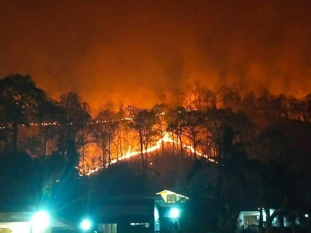 tan_vvvvvvv's tweet image. 🚨ทุกคนรบกวนช่วยรีทวิตดันให้เเท็กขึ้นเทรนด์หน่อย ไฟกำลังลุกลามส่งผลกระทบวงกว้าง จนท ควบคุมไฟไม่ได้ ชาวบ้านในพื้นที่ก็ต้องช่วยกันดับไฟอันตรายมาก หน่วยงานรัฐก็ไม่มีเเอคชั่นใดๆ ฝากเเชร์ต่อหน่อยนะ ข่าวเงียบมาก 🥲🙏🏻 #ไฟไหม้ป่า #ไฟป่าภาคเหนือ #แผ่นดินไหว